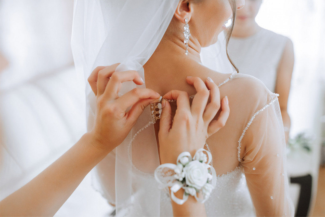 Obukla je maminu venčanicu, ali ovakvu majčinu reakciju sigurno nije očekivala: Tri miliona ljudi sve gledalo (VIDEO)