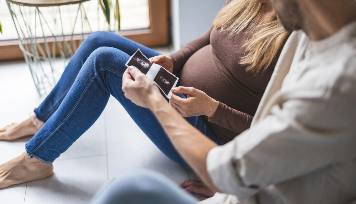 REKLI SU JOJ DA NIKADA NEĆE MOĆI DA ZATRUDNI, ali se skamenila kada je s mužem otišla na ultrazvuk! Beba je bila tu, ali i nešto IZNAD NJE! (FOTO)