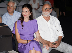 DEVOJKA LAZARA RISTOVSKOG POKAZALA IZVAJANO TELO - dubok dekolte, suknja ultrakratka, pokazala sve adute! Mlađa je 39 godina od legendarnog glumca, a poslala mu je posebnu poruku! (VIDEO)