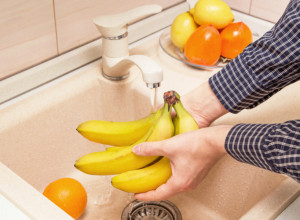 EVO ZAŠTO ODMAH MORATE DA OPERETE BANANE POSLE KUPOVINE! Kad vidite šta se nalazi u njima, neće vam biti dobro