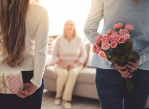 ŠTA NIKAKO NE SMETE DA POKLANJATE BLISKIM OSOBAMA, TAKO PRIVLAČITE NESREĆU: Ove stvari su strogo ZABRANJENE