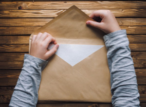 PISMO OVOG DEČAKA RASPLAKALO JE REGION - pitali su ga šta želi za Božić, a kada su videli parče kartona usledio je ŠOK, oglasila se i VLAST!