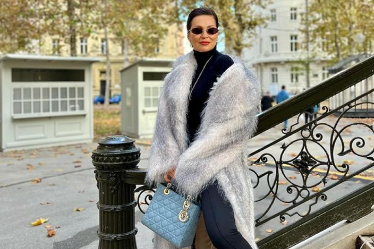OD NINE OVO NIKO NIJE OČEKIVAO: Ogrnula skupocenu bundu, a svi gledali u njene noge - šta je to pobogu obula! (FOTO)