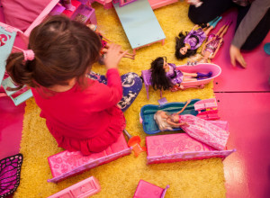 SKANDAL ZBOG BARBIKE: KUPILI SU ĆERKI LUTKU, PA DOŽIVELI ŠOK KAD SU VIDELI ŠTA JE NA KUTIJI: "Podvaljuju deci sadržaj za odrasle"! (VIDEO)