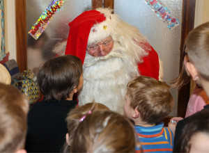 DA LI DECI TREBA GOVORITI DA DEDA MRAZ POSTOJI? Struka je rekla svoje - evo šta je zdravije za mališane!