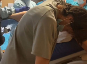 PRISUSTVOVAO JE ŽENINOM POROĐAJU, ALI NIKO NIJE OČEKIVAO OVAKVU REAKCIJU: Odjednom je nastupio haos, lekari su potrčali, začula se vriska... (VIDEO)