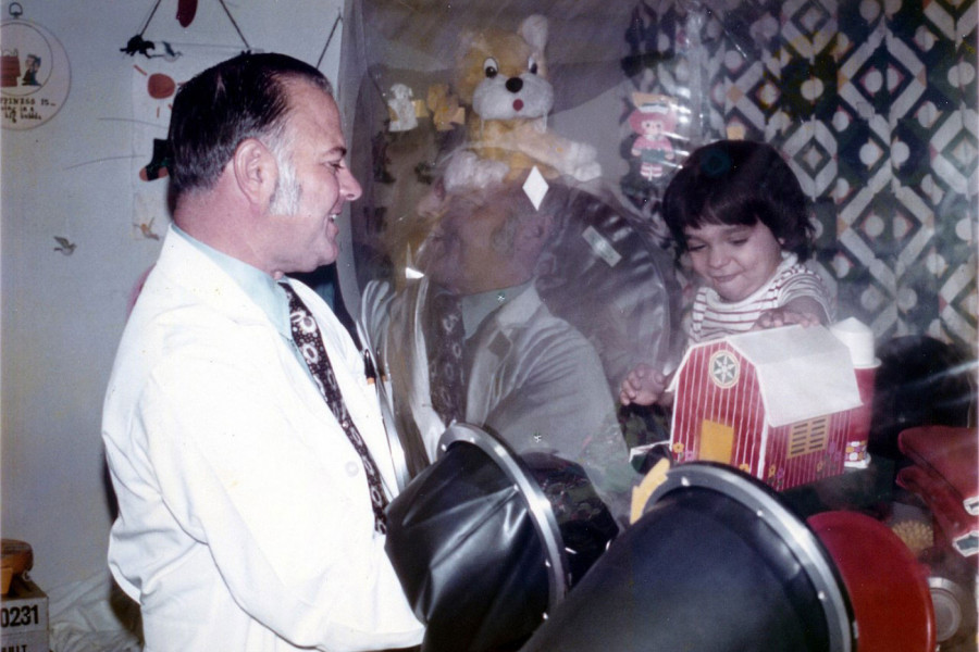 NAKON ROĐENJA SMEŠTEN JE U PLASTIČNI BALON: Sudbina ovog dečaka cepa srce, majka ga je prvi put zagrlila kada je imao punih 5 godina! (VIDEO)