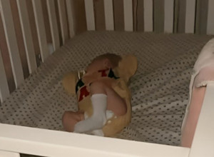 MAMA JE UŠLA U BEBINU SOBU DA PROVERI DA LI JE SVE U REDU I SKAMENILA SE: Nešto se nalazilo na pultu za presvlačenje i zurilo u dete! (VIDEO)