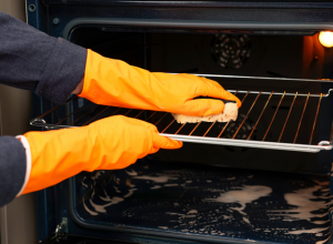 UBACILA JE KUKURUZNO BRAŠNO U RERNU I OSTAVILA 10 MINUTA: Zatim je gledala ČUDO!