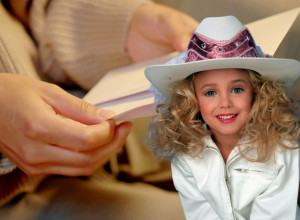 MALA MISICA JE UBIJENA U SVOJOJ KUĆI PRE 28 GODINA: Njenom ocu je tek sada STIGLO PISMO u kom se otkriva šta se desilo