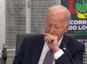 OVO SU ZNACI SENILNOSTI KOJI SU SE JAVLJALI KOD BAJDENA - ima ih 7, a jedan je bio kap koja je prelila čašu! Konačno otkriveno od čega JOŠ BOLUJE! (VIDEO)