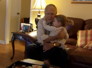 DEVOJČICA (4) JE PRIŠLA NEPOZNATOM STARCU U PRODAVNICI: Nije ni slutila šta će time izazvati! (VIDEO)