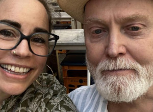 LEGLA SAM PORED MUŽA - samo 5 minuta kasnije mi je umro na rukama! Udala se za starijeg profesora, pa ga "ispratila" u smrt!