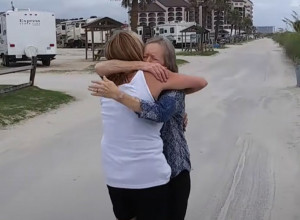 MAJKA PRVI PUT ZAGRLILA ĆERKU KOJU JE DALA NA USVAJANJE PRE 52 GODINE: Oduvek ju je tražila! (VIDEO)