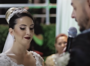 MLADA U SUZAMA NAKON ŠTO JE MLADOŽENJA OBJAVIO DA VOLI NEKOG DRUGOG: Svatovi zanemeli od šoka, sve se odigralo u crkvi! (VIDEO)