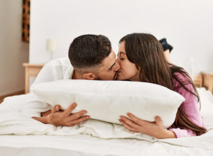 SUPRUGA 2 GODINE NE ŽELI DA SPAVA SA MNOM, BIO SAM UBEĐEN DA ME VARA, A ONDA SAM OVO NAŠAO U NJENOM ORMANU I PAO U NESVEST: Doživeo je dvostruki šok, noćima ne spava