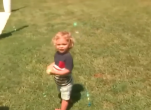 DEČAK (2) IGRAO SE U DVORIŠTU I UGLEDAO NEČIJE NOGE: Kad je majka prišla do ograde, zaledila se od straha kad je videla neopomičnu staricu! (VIDEO)