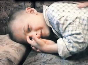 IVAN JE SA SAMO 4 GODINE OSTAVLJEN NA ULICI: Od sigurne smrti su ga spasli psi lutalice, a onda je usledio PREOKRET! (FOTO)