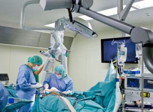 DOKTOR SE TOKOM OPERACIJE RAKA POSEKAO - mesecima posle na tom mestu mu je poraslo nešto jezivo: Stigla je dijagnoza i ceo svet se pitao KAKO!