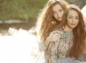 MI SMO SIJAMSKE BLIZNAKINJE, IMAMO JEDAN POLNI ORGAN, ALI JA VOLIM MUŠKARCE, A ONA ŽENE: Ove devojke progovorile su o svemu, pa i o intimnim dodirima!