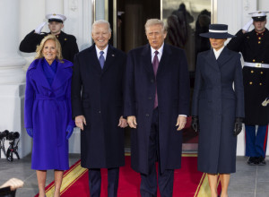 SRELE SE DVE NAJMOĆNIJE ŽENE AMERIKE: Pogledajte modni okršaj odlazeće i nove prve dame SAD, koja je jača?