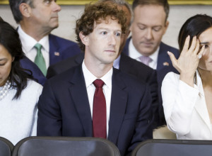 ŠTA JE MARK ZAKERBERG URADIO NA TRAMPOVOJ INAUGURACIJI, svi u šoku - nije mogao da odvoji oči od ove žene: A supruga mu je sve vreme stajala pored! (VIDEO)