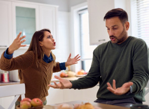 Bolje da me je PREVARIO: Žena zanemela kada je videla šta je muž radio dok je ona bila na poslovnom putu!