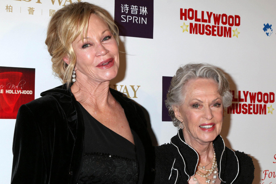 BILA JE JEDNA OD NAJVEĆIH HOLIVUDSKIH LEPOTICA, A DANAS JOJ SE LICE RASPADA: Glumica skoro i da ne izlazi, a kada se nedavno pojavila - svi zanemeli! (FOTO)