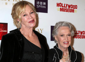 BILA JE JEDNA OD NAJVEĆIH HOLIVUDSKIH LEPOTICA, A DANAS JOJ SE LICE RASPADA: Glumica skoro i da ne izlazi, a kada se nedavno pojavila - svi zanemeli! (FOTO)