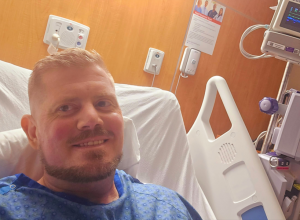 OPEKAO JE PALAC NA KAMPOVANJU, POČELI SU BOLOVI I NOKTI SU MU POCRNELI: Ubrzo je završio u komi, a kad se probudio čuo je jezive vesti!