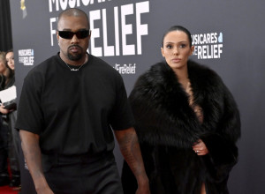 BJANKA SENSORI DRSKO SVUKLA BUNDU, ISPOD KOJE NEMA APSOLUTNO NIŠTA: Paradirala gola na dodeli Gremija, pa je izbacila policija (FOTO)