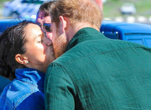 MEGAN BEZ STIDA SPOPALA HARIJA PRED HILJADAMA LJUDI! Stručnjaci za govor tela otkrivaju šokantnu istinu: Evo zašto to radi!