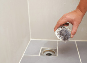 SMRAD IZ ODVODA MOŽETE REŠITI SAMI BEZ POMOĆI PROFESIONALACA: Ovo sredstvo košta 100 dinara, a ako mu dodate toplu vodu, ukloniće svaki neprijatan miris