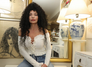 Lidija Vukićević (64) pokazala figuru koja PRKOSI godinama: Bosa ušla u reku, a svi gledaju u njen ravan stomak i izvajane noge (FOTO)