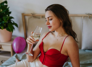 ŠTA JE BOLJE OD DANA ZALJUBLJENIH U STISKAVCU? Isprobajte ove poze i dovedite partnera tamo dole do ludila - ovo garantuje eksploziju