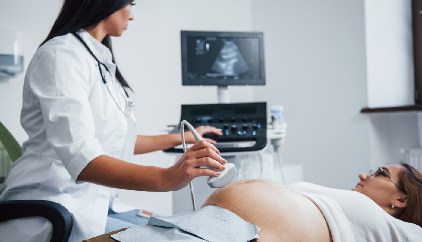 POSLE TROJICE SINOVA ŽELELI SU DEVOJČICU I ONA JE ZATRUDNELA: Ali na ultrazvuku ju je sačekao NEVIĐENI ŠOK- čak se i doktorka uhvatila za glavu i zanemela! (FOTO)