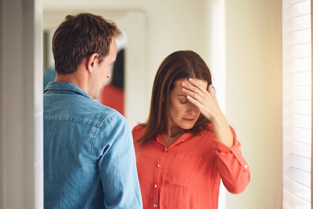 PONIZIO JE PRED SVIMA: Muž napravio bolesnu šalu i udario ženu tamo gde najviše boli - ona je samo ustala i otišla u suzama