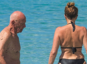 NJU SU MUŠKARCI PRATILI KO SLEPI, GUBILI GLAVU ZBOG NJENE LEPOTE: Udala se za milionera i prestala da se doteruje - njene fotke su ŠOK