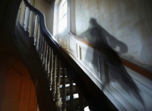 PRESELILE SU SE U KUĆU ZA KOJU SE GOVORILO DA JE UKLETA: Danima su osećale kao da im neko diše za vratom, a onda su pronašle stare novine - ISTINA JE BILA JOŠ CRNJA!