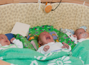 TROJKE RAZDVOJENE NA ROĐENJU, MAJKA JE DVE BEBE DALA NA USVAJANJE: Posle 26 godina sestre su saznale jezivu istinu! (VIDEO)