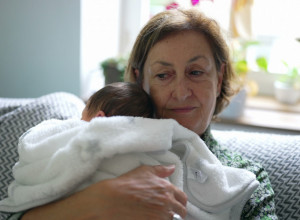 UGLEDALA SAM NEŠTO OGAVNO NA BEBINOM OBRAZU I POŽELELA DA ZGAZIM SVEKRVU: Mladoj mami je pozlilo kad je videla šta je majka njenog muža uradila detetu!