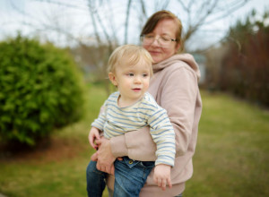 BABA MARA JE POKLONILA UNUKU OD SINA 300, A ĆERKINOM SAMO 100 EVRA: Njeno objašnjenje je zapalilo mreže - ljudi izgoreli!