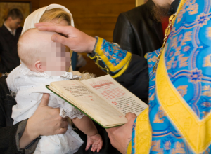 RODITELJI SU SA BEBOM UŠLI U CRKVU DA JE KRSTE: Kada je počeo obred nisu mogli ni da sanjaju šta će se desiti sa sveštenikom - NEVERICA!