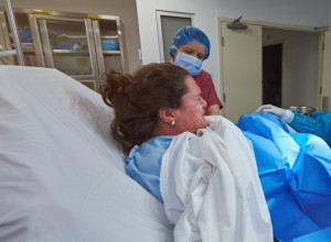 PORODILA SE, A ONDA SU SE BABICE USKOMEŠALE I UNEZVERENO GLEDALE U MAJKU: Jednoj se oteo vrisak: "O, moj Bože!", a majka je pretrnula od straha! (VIDEO)