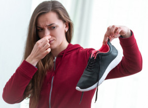 KAKO UKLONITI NEPRIJATAN MIRIS PATIKA: Umesto skupog spreja probajte ovaj jeftin način - i ne, nije SODA BIKARBONA!