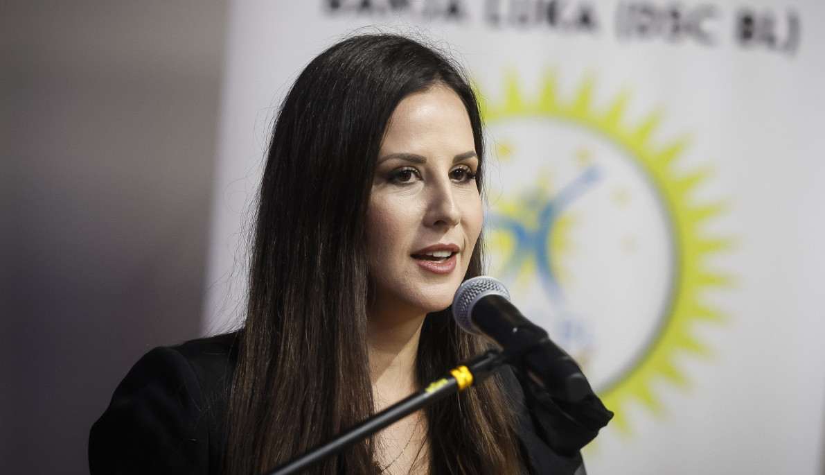 TAMARA VUČIĆ JOŠ JEDNOM DOKAZALA DA JE ŽENA OD STILA: Ova kombinacija nikada ne izlazi iz mode, a prigodna je i za sva bitna dešavanja (FOTO)