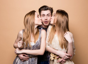 MOJA SESTRA BLIZNAKINJA I JA DELIMO MOMKA U KREVETU: Ljudi govore da smo odvratne, ali mi imamo važan cilj od kog ne odustajemo! (VIDEO)