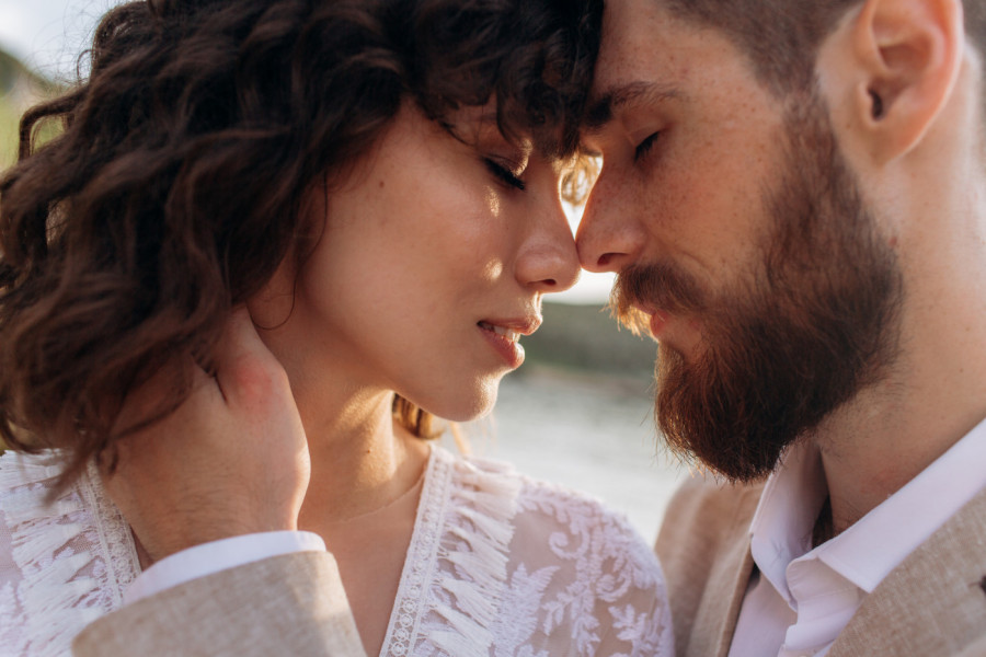 PROVERENI ZNAKOVI DA VAS PARTNER VARA: Ako ovo radi kada ga poljubite, vreme je za uzbunu!