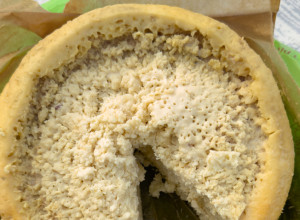 DA LI BISTE PROBALI SIR SA CRVIMA I NJIHOVIM LARVAMA? Ovo je najopasnija vrsta na svetu i zakonom je zabranjena van zemlje u kojoj se pravi- sam pogled na na ovu namirnicu izaziva GAĐENJE!