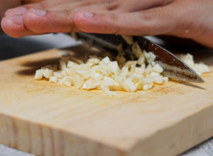 KUVARI TVRDE DA JE OVO NAJBOLJI NAČIN ZA SKIDANJE MIRISA BELOG LUKA SA RUKU, TOTALNO IZNENAĐENJE: Teško da je nekome ovo palo na pamet